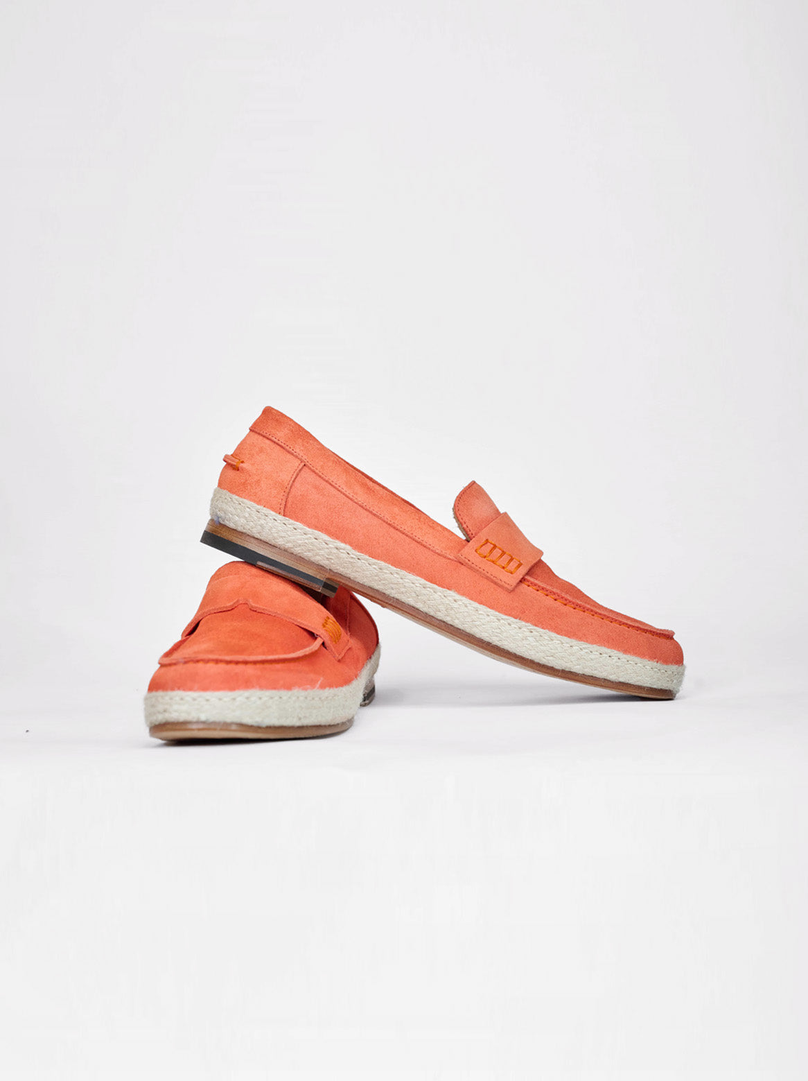 Capri Espadrilles Orange – seitlich übereinander gelegt mit Fokus auf Details und Struktur