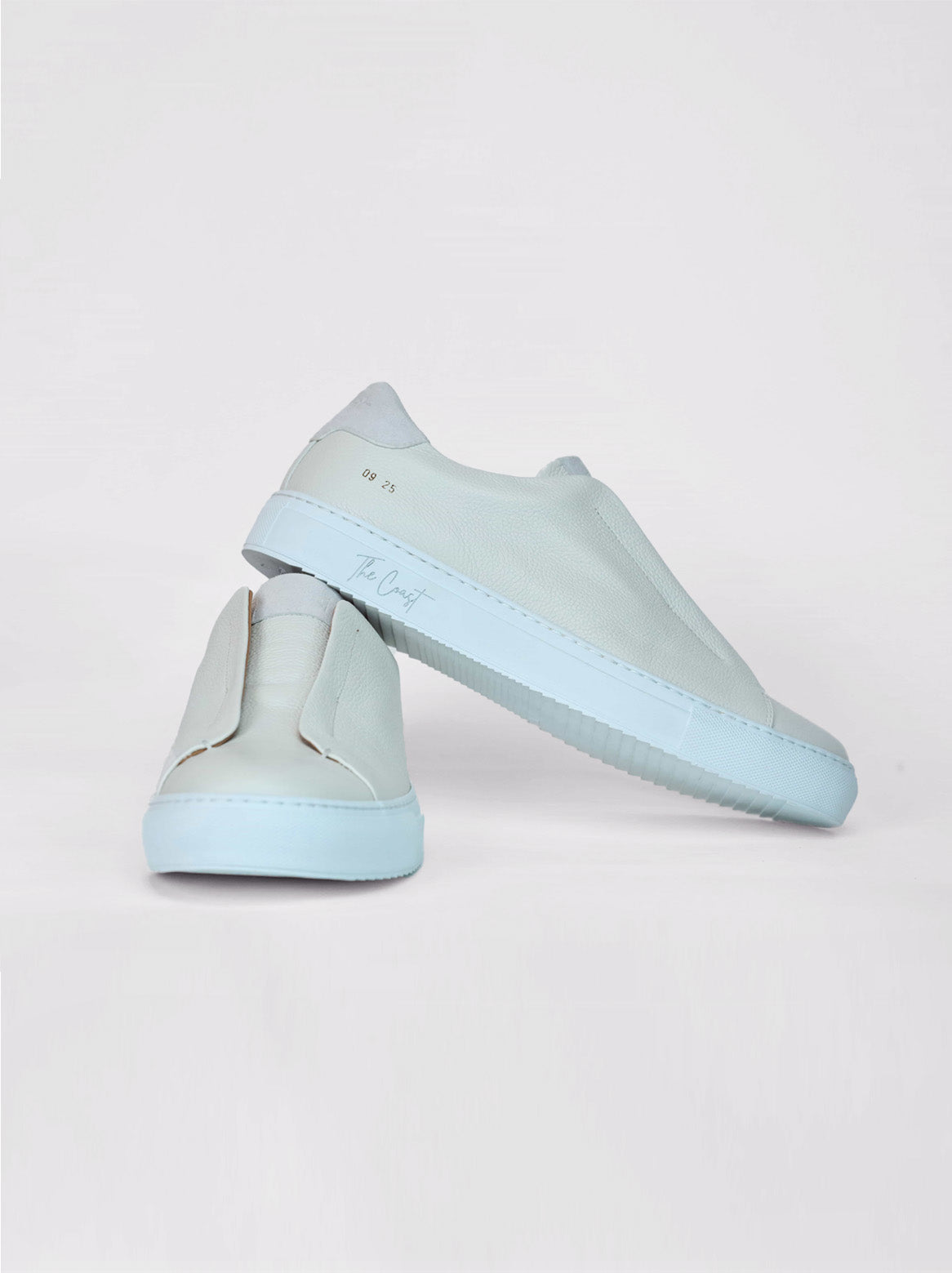 Zwei Benni Slip-In Sneaker in Offwhite übereinander gestapelt