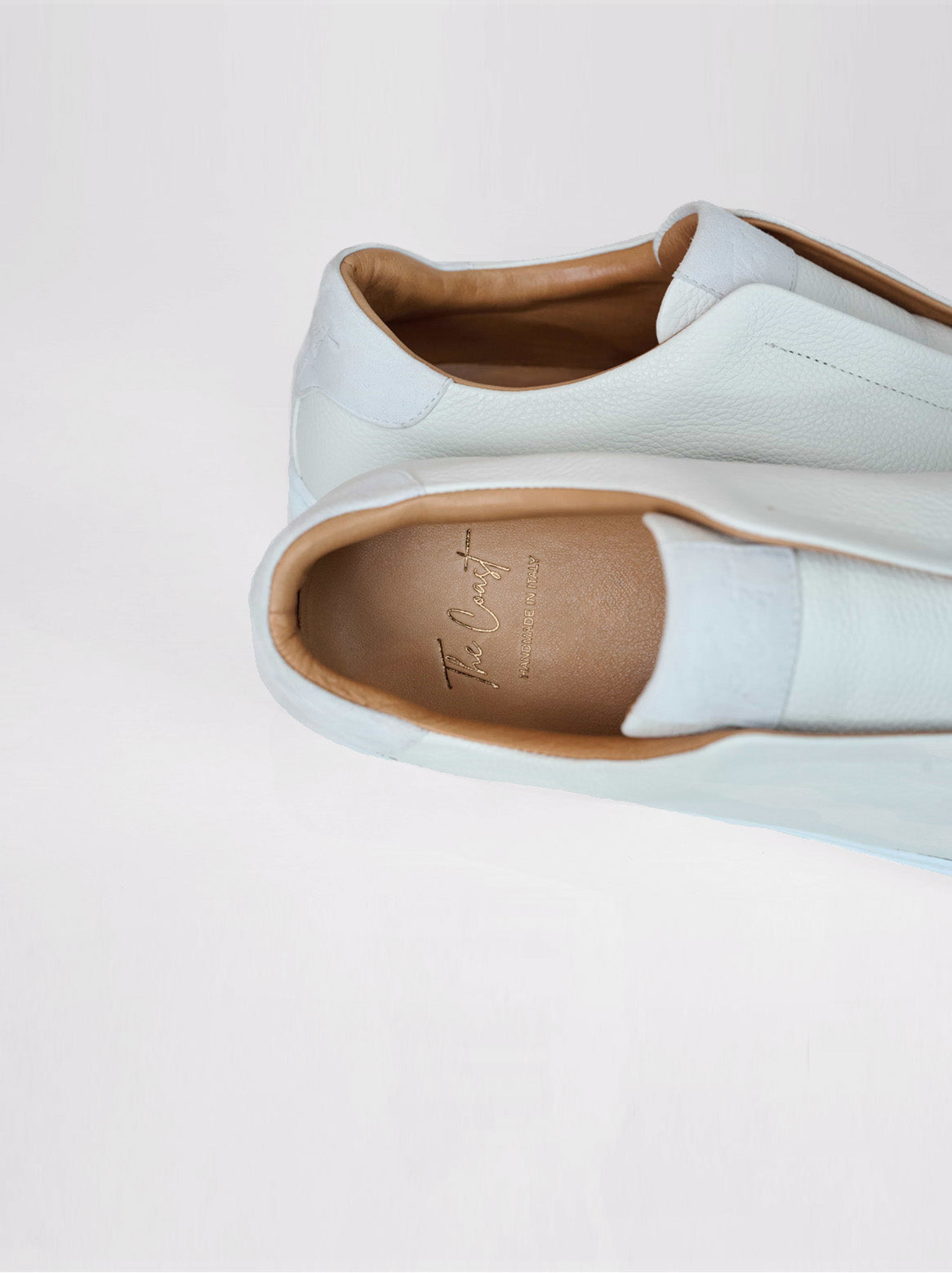 Sneaker Offwhite von oben mit Sicht auf Einstiegsöffnung