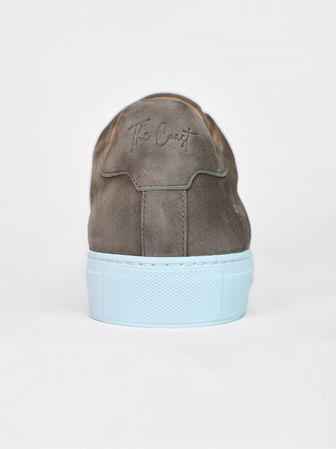 Frontalansicht der Sneaker von hinten