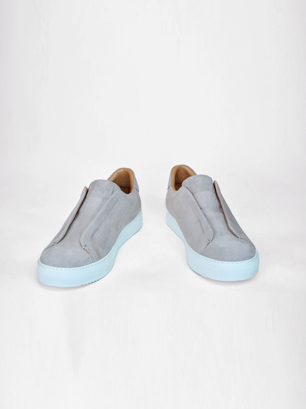 Frontalansicht vom Paar – Graue Slip-In Sneaker als Paar von vorne