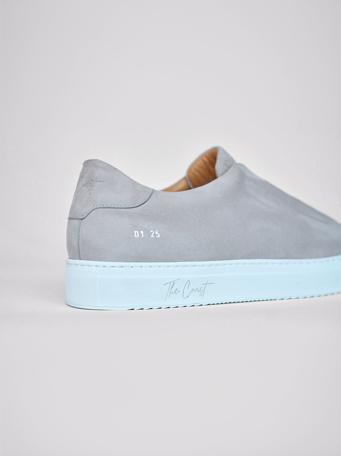 Logo-Nahaufnahme – Gestochen scharfer Fokus auf Prägung an der Sohle