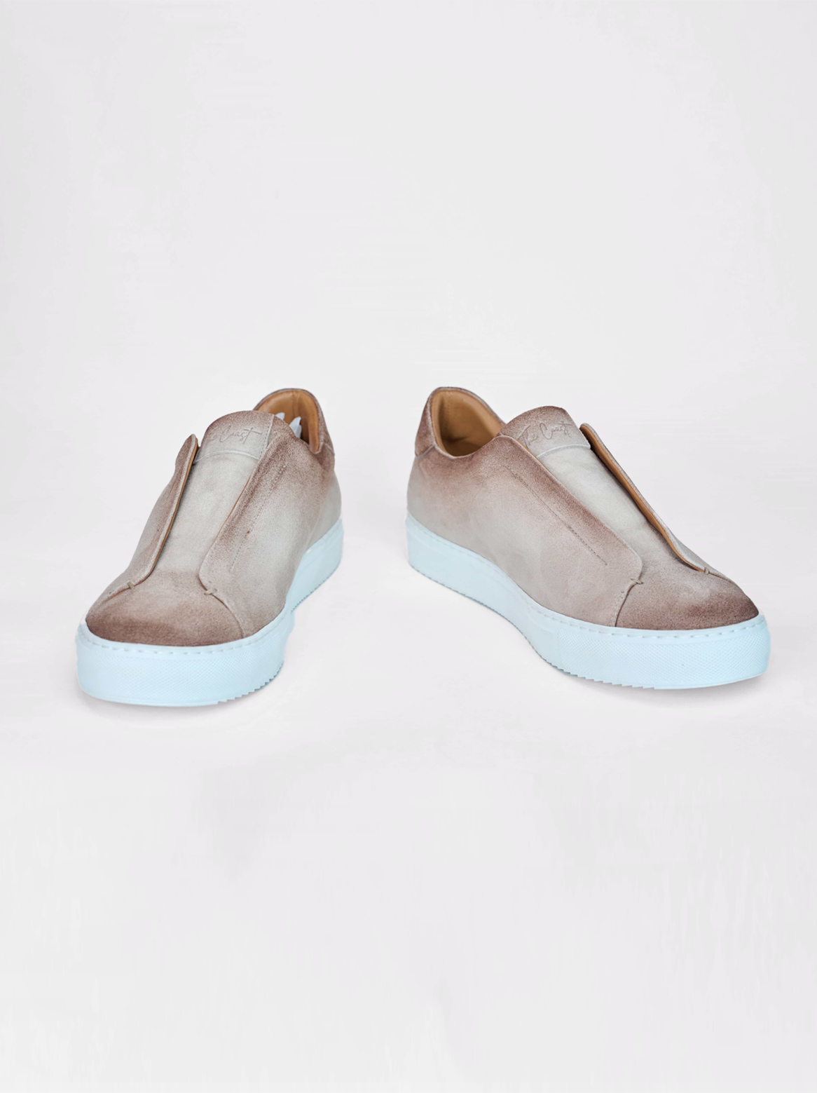 Paar von vorne – Sneaker-Paar in Beige mit weißer Sohle, frontal aufgenommen