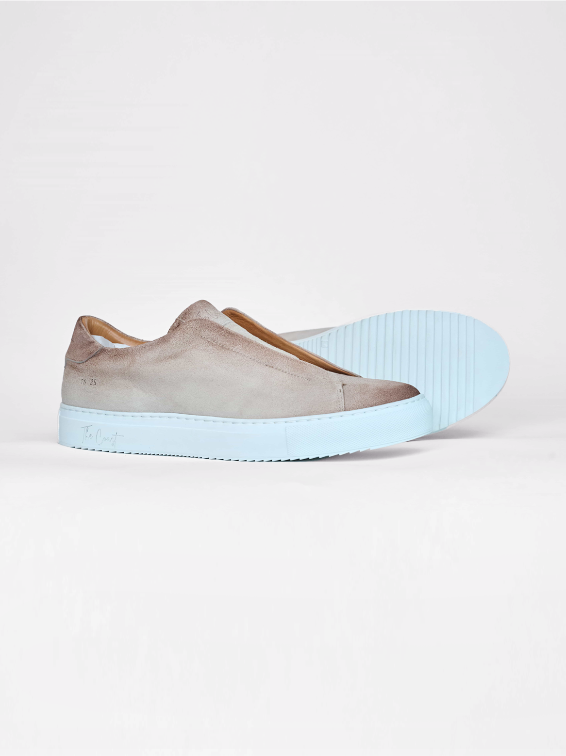 Seitenansicht mit Logo – Weißes Logo und Kontrast zwischen Velours und Sohle