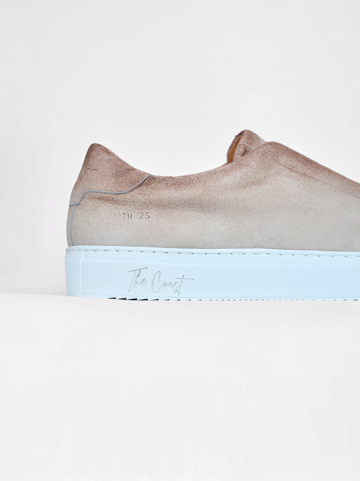 Fersenansicht – Rückseite des Sneakers mit weißer Sohle