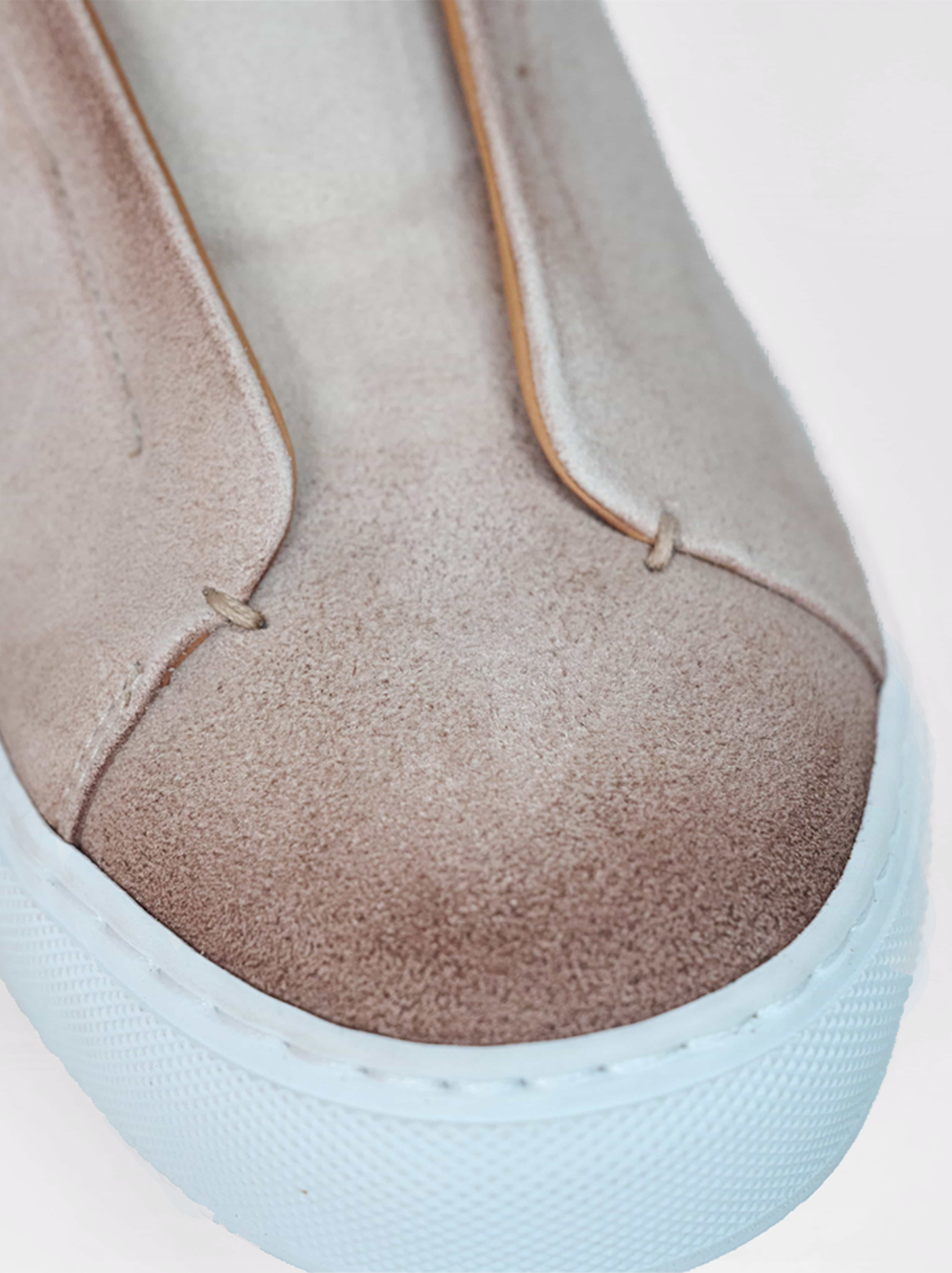 Vorderkappe Nahaufnahme – Struktur des handgebürsteten Velours im Detail