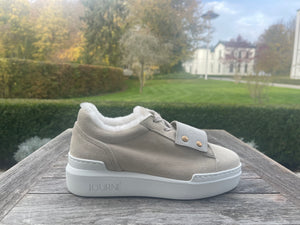 Journé Sneaker in Creme mit abnehmbaren Ledertags